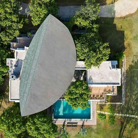 The Leaf By Stayvista - An Enchanting Escape Offering A Pool, Terrace, Lush Lawn, Contemporary Interiors, And Indoor Games Alibag Luaran gambar